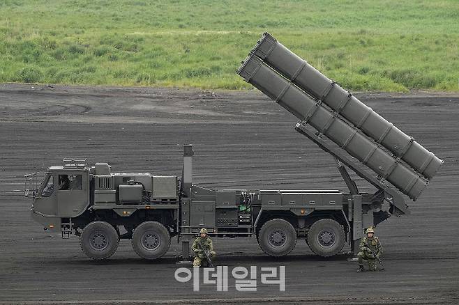 일본이 반격 능력 보유를 위해 개발해온 개량형 장사정 미사일 ‘12식 지대함 유도탄’ 발사장치가 8일 일본의 연례 실탄 사격 훈련 ‘후지종합화력연습’이 실시된 시즈오카현 히가시후지 연습장에서 처음 공개됐다.[교도통신=연합뉴스 제공]