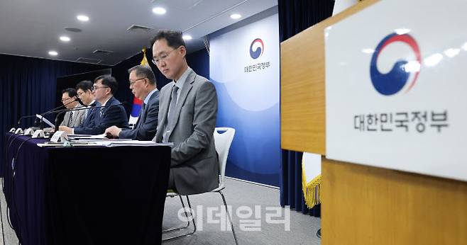 서울 종로구 정부서울청사에서 2024년도 공공기관 경영평가 결과를 발표하고 있다. 왼쪽부터 배근호 감사평가단장, 김춘순 준정부기관 평가단장, 임기근 기재부 2차관, 곽채기 공기업 평가단장, 장정진 공공정책국장.