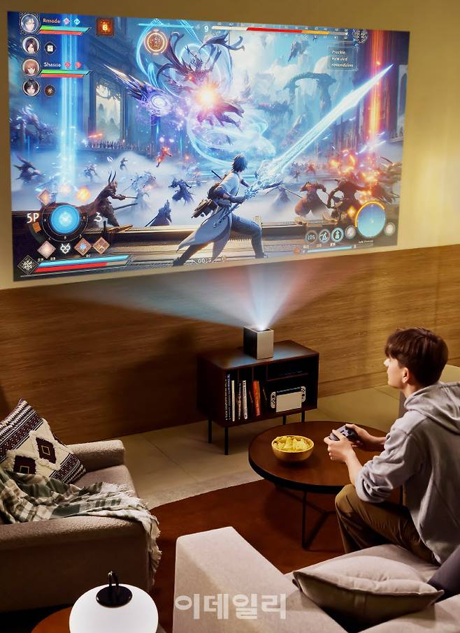 LG전자가 강력한 성능과 미니멀 디자인을 모두 갖춘 시네빔 쇼츠를 출시하며 라이프스타일 프로젝터 트렌드를 선도한다. 시네빔 쇼츠는 LG전자의 독자 스마트 TV 플랫폼 webOS를 탑재해 LG채널, OTT, 게임 등 다양한 콘텐츠를 즐길 수 있다.(사진=LG전자)