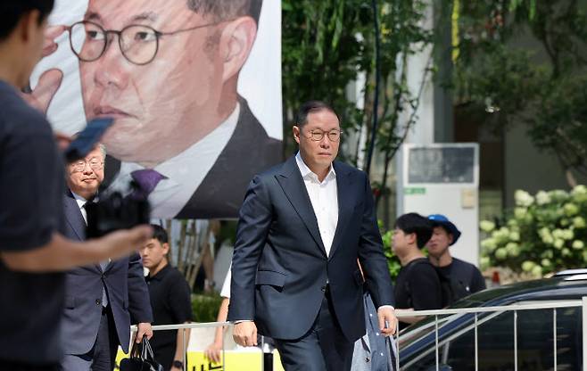 조현상 HS효성 부회장이 4일 서울 종로구 KT 광화문빌딩 웨스트에 마련된 윤석열 전 대통령 부인 김건희 여사 의혹을 수사하는 민중기 특별검사 사무실로 출석하고 있다. (사진=뉴시스)