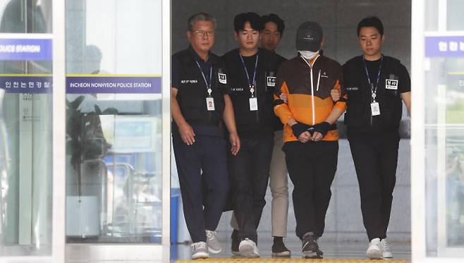 30일 오전 인천 남동구 논현경찰서에서 사제총기로 아들을 살해한 혐의 등으로 경찰에 구속된 60대 남성이 검찰에 송치되고 있다. (사진=뉴시스)