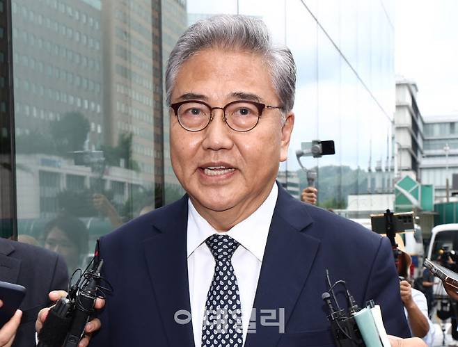 박진 전 외교부 장관이 4일 오후 서울 종로구 김건희 특검팀(특별검사 민중기) 사무실에서 윤석열 전 대통령 부부의 우크라이나 순방 관련 조사를 받기 위해 출석하고 있다. (사진=뉴스1)
