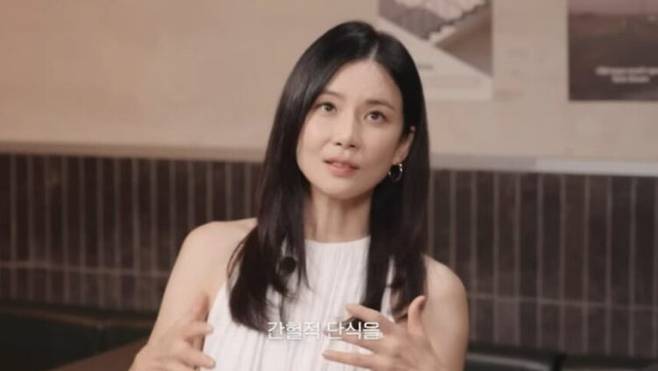 이보영이 한결같은 몸매를 유지하는 비결을 공개했다. [사진=유튜브 채널 '혤스클럽' 영상 캡처]