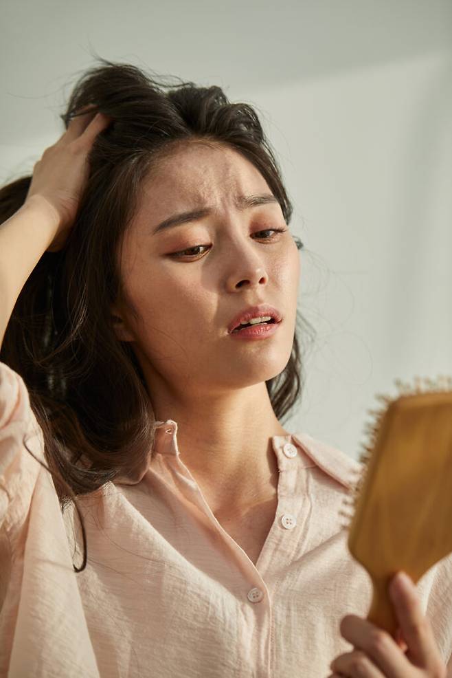 영양 불균형과 스트레스 증가로 탈모를 겪는 젊은 층이 늘어나고 있다. [사진=게티이미지뱅크]