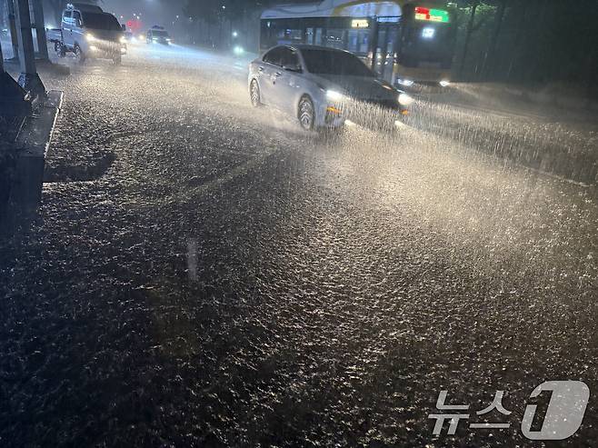 3일 호우경보가 발효 중인 광주시 광산구 운남동 도로를 지나는 차량들이 폭우에 서행하고 있다. 2025.8.3/뉴스1 ⓒ News1 김태성 기자
