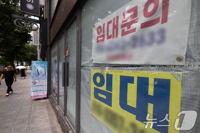 서울 시내의 한 점포에 임대 안내가 붙어 있다. 2025.7.6/뉴스1 <자료사진> ⓒ News1 이승배 기자