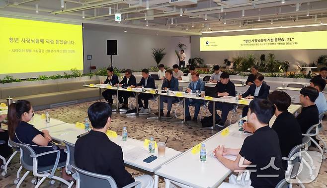 권대영 금융위원회 부위원장이 24일 경기 성남시 카카오뱅크 판교오피스에서 열린 'AI·데이터 활용 소상공인 신용평가 개선을 위한 현장 간담회'에서 발언하고 있다. (금융위원회 제공. 재판매 및 DB 금지) 2025.7.24/뉴스1
