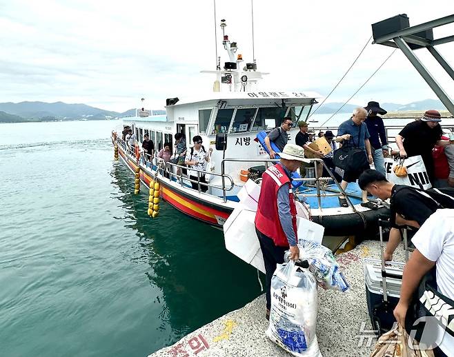 시방항과 이수도를 오가는 배ⓒ News1 윤슬빈 기자