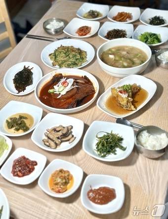 첫날 저녁, 가자미 조림과 멍게젓, 꼴뚜기젓, 갈치속젓까지 주인장의 손맛을 자랑하는 반찬들이 나온다.ⓒ News1 윤슬빈 기자
