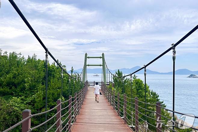 섬 동쪽 끝에 자리한 출렁다리ⓒ News1 윤슬빈 기자