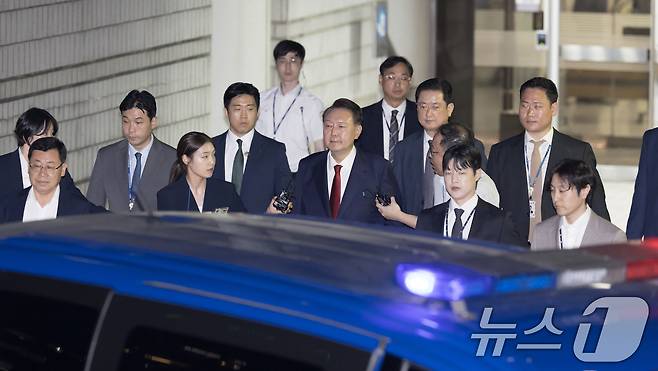 12·3 비상계엄과 관련해 특검 수사를 받는 윤석열 전 대통령이 지난달 9일 밤 서울중앙지법에서 두 번째 구속 전 피의자심문(영장실질심사)을 마친 뒤 대기장소인 서울구치소로 이동하고 있다./뉴스1 ⓒ News1 사진공동취재단