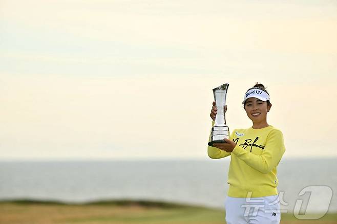 야마시타 미유(일본)가 3일(현지시간) 열린 AIG 위민스 오픈에서 우승한 뒤 트로피를 들고 포즈를 취하고 있다. ⓒ AFP=뉴스1