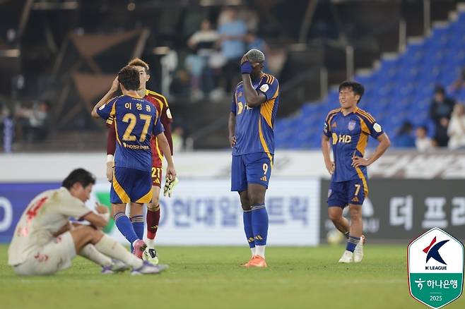 울산이 꽤 많이 흔들리고 있다. 신태용 감독에게도 이번 미션은 쉽지 않아 보인다. (한국프로축구연맹 제공)