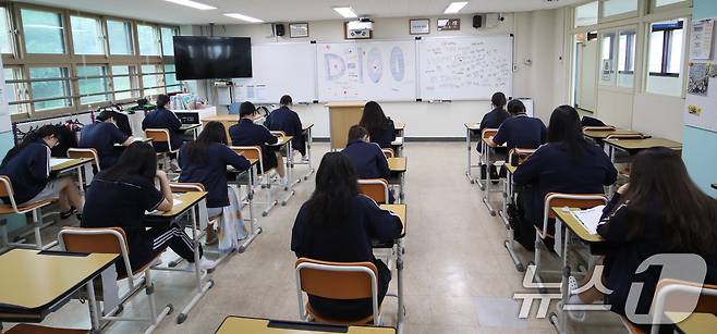 2026학년도 대학수학능력시험 D-100일을 하루 앞둔 4일 부산 수영구 덕문여자고등학교 3학년 교실에서 수험생들이 자습을 하고 있다. 2025.8.4/뉴스1 ⓒ News1 윤일지 기자