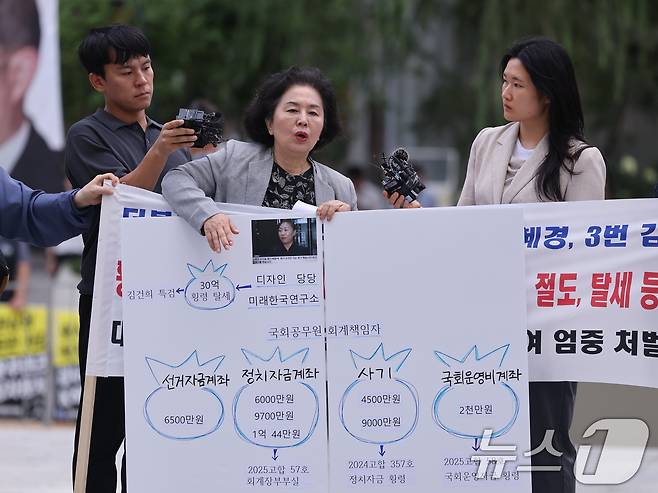 김영선 전 국민의힘 의원이 4일 오전 서울 종로구에 마련된 김건희 특검팀(특별검사 민중기) 사무실로 조사를 받기 위해 출석하며 취재진 질문에 답하고 있다. 2025.8.4/뉴스1 ⓒ News1 박지혜 기자