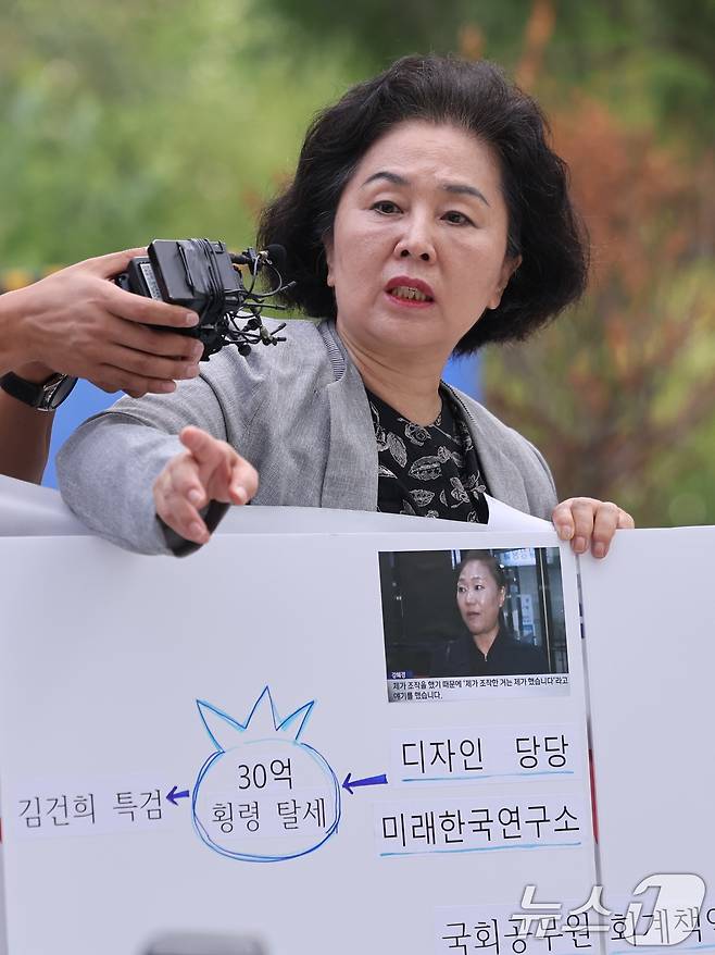 김영선 전 국민의힘 의원이 4일 오전 서울 종로구에 마련된 김건희 특검팀(특별검사 민중기) 사무실로 조사를 받기 위해 출석하며 취재진 질문에 답하고 있다. 2025.8.4/뉴스1 ⓒ News1 박지혜 기자