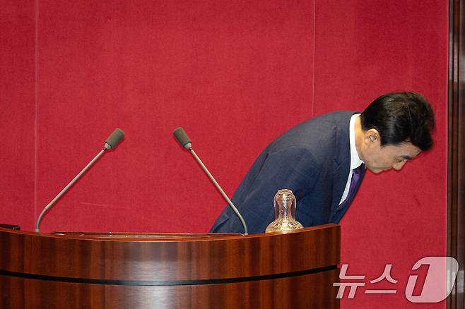안규백 국방부 장관이 4일 서울 여의도 국회에서 열린 제427회 국회(임시회) 3차 본회의에 출석해 야당 의원들을 향해 인사하고 있다. ⓒ News1 유승관 기자