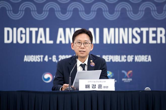 4일 배경훈 과학기술정보통신부 장관은 인천 연수구 송도컨벤시아에서 열린 아시아태평양경제협력체(APEC) 디지털·AI 장관회의 결과를 브리핑했다.(과기정통부 제공)