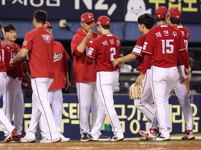 SSG 선수들이 20일 서울 잠실구장에서 열린 2025 KBO리그 두산전에서 5-3으로 승리한 뒤 기뻐하고 있다. 사진 | 연합뉴스