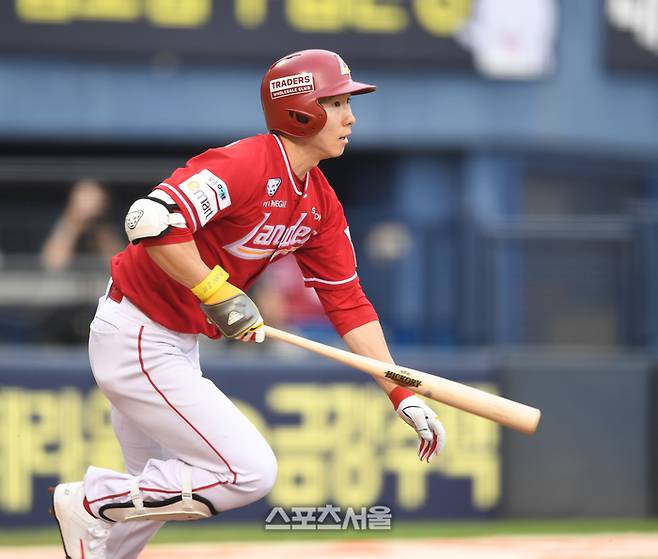 SSG 박성한이 12일 서울 잠실구장에서 열린 2025 KBO리그 LG와 경기 2회초 1사 1루 우전안타를 치고 있다. 잠실 | 최승섭기자 thunder@sportsseoul.com