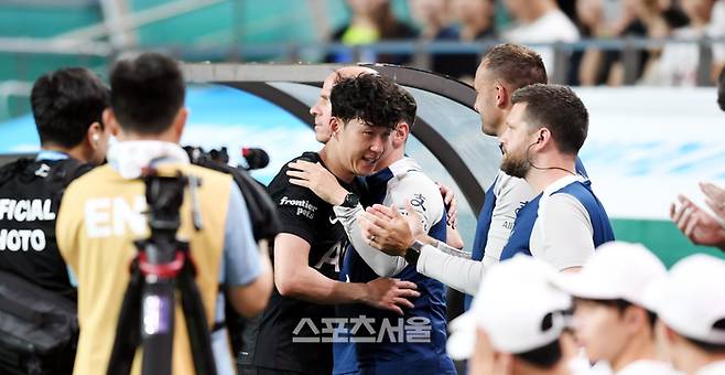 토트넘 손흥민이 3일 서울 월드컵경기장에서 열린 2025 쿠팡플레이 시리즈 뉴캐슬과 경기에서 교체돼 나오며 코치진과 포옹하고 있다. 상암 | 최승섭 기자 thunder@sportsseoul.com