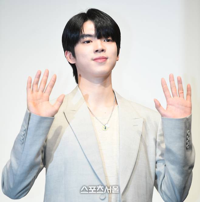 피겨 차준환이 18일 서울 동대문 DDP 아트홀에서 열린 ‘크리스챤 디올:디자이너 오브 드림스’ 전시 포토콜 행사에서 포즈를 취하고 있다. 사진 | 최승섭 기자 thunder@sportsseoul.com