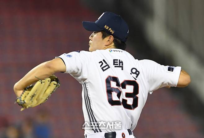 두산 김택연이 20일 서울 잠실구장에서 열린 2025 KBO리그 SSG 경기 8회초 무사 만루 상황에서 등판해 힘차게 공을 던지고 있다. 잠실 | 박진업 기자 upandup@sportsseoul.com