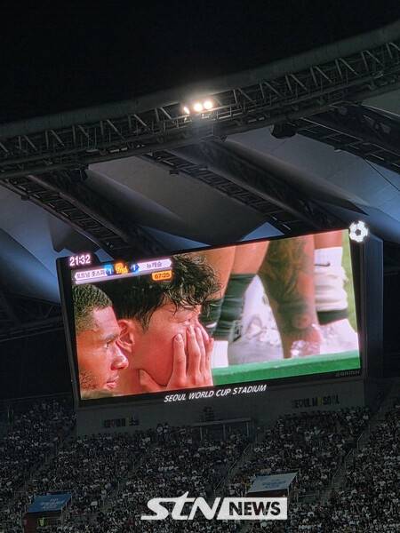 고별전 교체 후 전광판에 비친 눈물 흘리는 손흥민의 모습. /사진=성대영 인턴 기자(서울월드컵경기장)