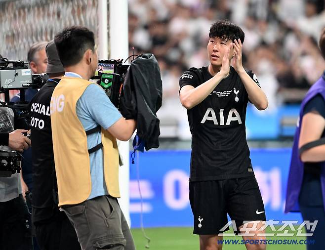 3일 서울월드컵경기장에서 열린 토트넘과 뉴캐슬의 경기, 손흥민이 팬들에게 인사하고 있다. 상암=허상욱 기자wook@sportschosun.com/2025.08.03/