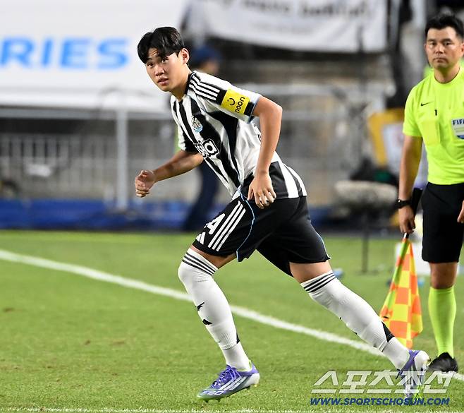 30일 수원월드컵경기장에서 열린 팀K리그와 뉴캐슬의 경기, 뉴캐슬 박승수가 경기에 투입되고 있다. 수원=허상욱 기자wook@sportschosun.com/2025.07.30/