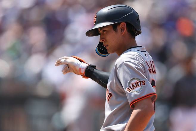 샌프란시스코 자이언츠 이정후가 4일(한국시각) 뉴욕 시티필드에서 열린 뉴욕 메츠전에서 4회초 중전안타를 터뜨린 뒤 1루에 도착해 동료들에 시그널을 보내고 있다. Imagn Images연합뉴스
