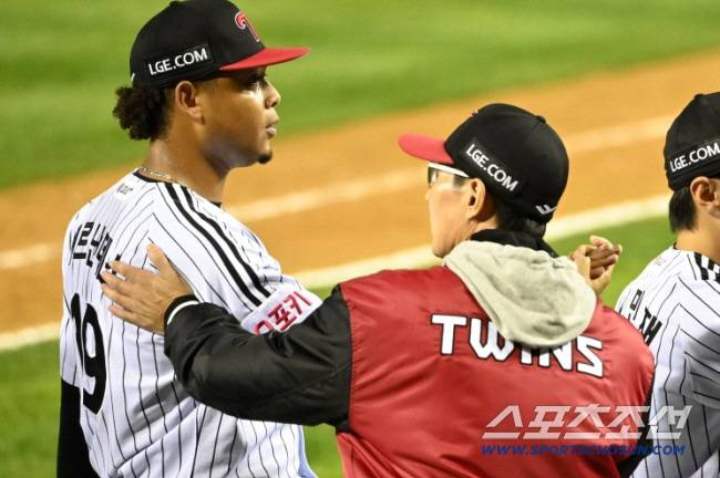 17일 잠실야구장에서 열린 플레이오프 3차전 삼성과 LG의 경기, LG가 1대0으로 승리했다. 승리의 기쁨을 나누는 염경엽 감독과 에르난데스의 모습. 잠실=허상욱 기자 wook@sportschosun.com/2024.10.17/