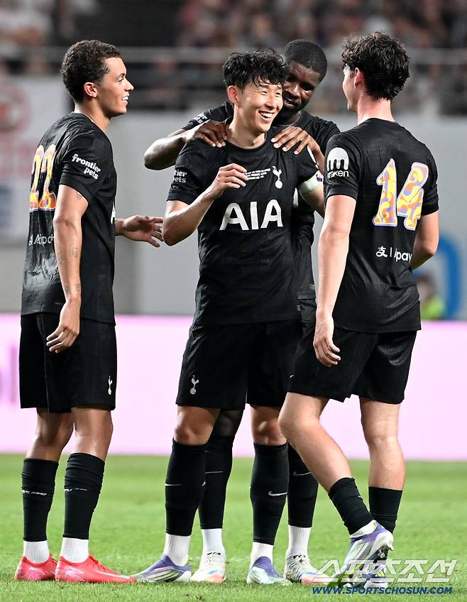 3일 서울월드컵경기장에서 열린 토트넘과 뉴캐슬의 경기, 손흥민이 후반 교체되며 동료들이 배웅을 받고 있다. 상암=허상욱 기자wook@sportschosun.com/2025.08.03/