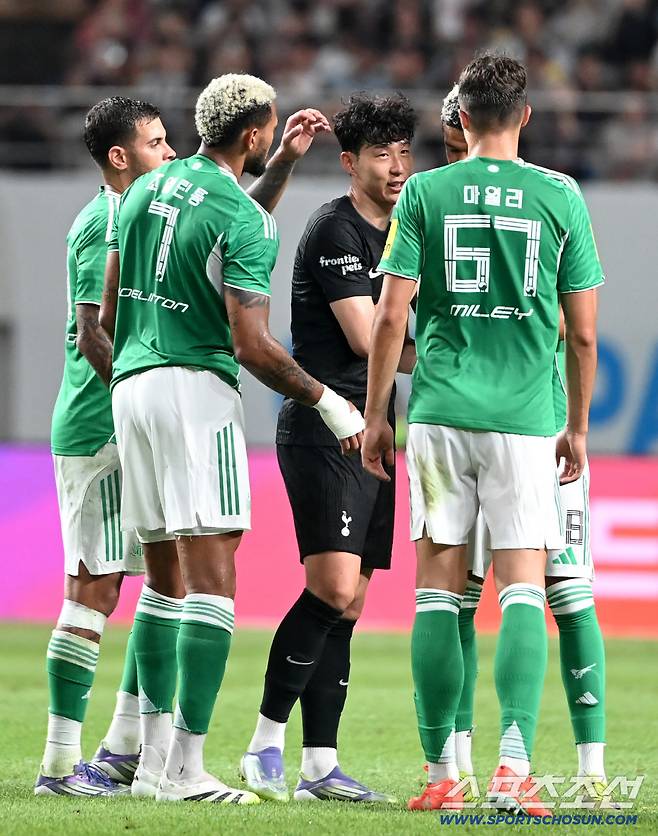 3일 서울월드컵경기장에서 열린 토트넘과 뉴캐슬의 경기, 손흥민이 후반 교체되며 뉴캐슬 선수들의 배웅을 받고 있다. 상암=허상욱 기자wook@sportschosun.com/2025.08.03/