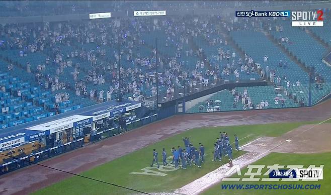 삼성 라이온즈 선수들이 3일 LG 트윈스에 3대6 7회 강우콜드게임 패를 한 뒤 관중에게 인사를 하고 있다. SPOTV2 중계화면 캡쳐