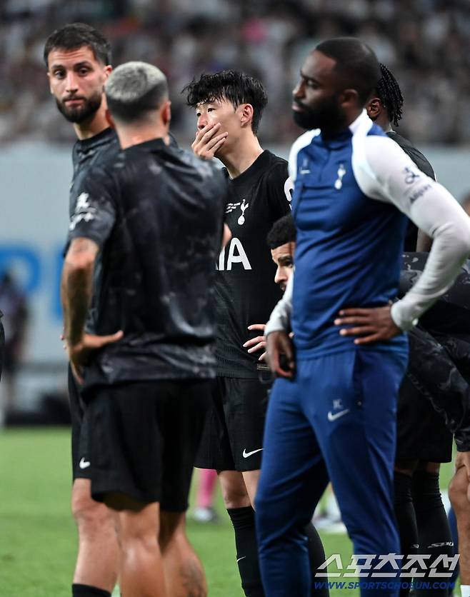 3일 서울월드컵경기장에서 열린 토트넘과 뉴캐슬의 경기, 후반 손흥민이 부상을 당해 쓰러진 메디슨을 바라보며 안타까워 하고 있다. 상암=허상욱 기자wook@sportschosun.com/2025.08.03/