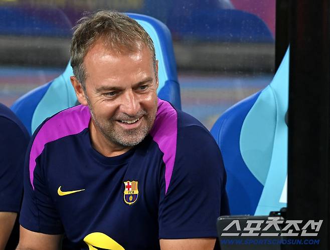 4일 대구스타디움에서 열린 FC바르셀로나와 대구FC의 경기, 한지 플릭 감독이 경기를 준비하고 있다. 대구=허상욱 기자wook@sportschosun.com/2025.08.04/