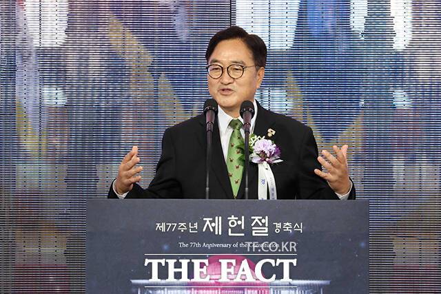 우원식 국회의장이 지난달 17일 국회에서 열린 제77주년 제헌절 경축식에서 경축사를 하는 모습. 우 의장은 경축사에서 "전면적 개헌보다 단계적이고 연속적인 개헌으로 국회와 정부, 국민이 모두 흔쾌히 동의할 수 있는 '최소 수준의 개헌'으로 첫발을 떼는 것이 필요하다"라고 강조했다. /배정한 기자