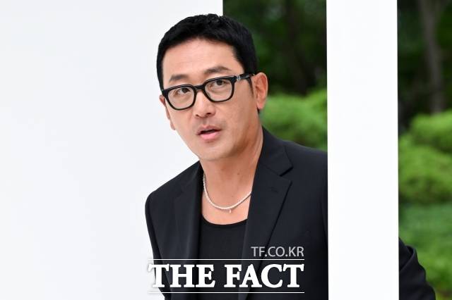 데뷔 이후 탁월한 연기로 사랑받은 다작 배우 하정우가 최근 SNS상에서 '부적절한 댓글' 소통을 하다 뭇매를 맞았다. '부적절하고 황당하다'는 네티즌들의 지적에 사과하고 고개를 숙였다. /서예원 기자