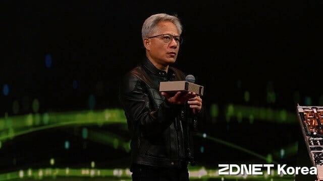 상반기 컴퓨텍스 질의응답에서 GB10 기반 DGX 스파크를 설명하는 젠슨 황 CEO. (사진=지디넷코리아)