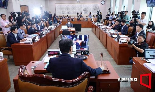 지난 1일 국회에서 방송 3법, 노란봉투법, 상법 등 을 심의하기 위해 열린 법제사법위원회 전체회의에서 이춘석 위원장이 의사봉을 두드리는 모습. 김현민 기자