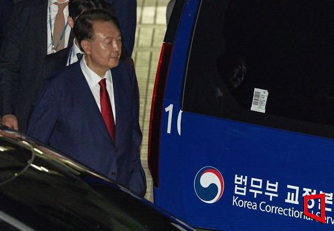 윤석열 전 대통령이 지난달 9일 서울 서초구 서울중앙지방법원에서 열린 2차 구속 전 피의자 심문(영장실질심사)을 마친 뒤 서울구치소로 향하고 있다. 사진공동취재단