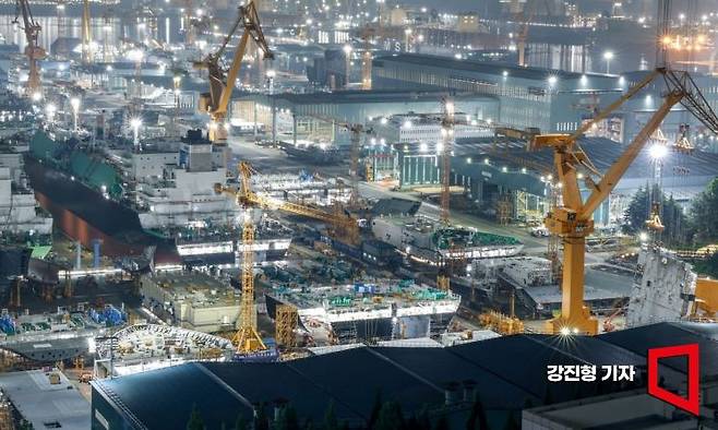 지난 6월 9일 경남 거제 한화오션 옥포조선소 야드 도크에 가득찬 액화천연가스(LNG) 운반선이 불을 밝힌 채 건조 작업을 이어가고 있다. 최근 미국은 낙후된 자국 조선 산업을 재건하기 위한 전략적 파트너로 한국을 주목하고 있다. 강진형 기자