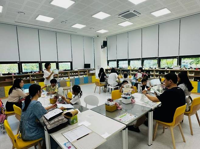 광양꿈빛도서관이 더위에 지친 시민들로부터 도심 속 여름 피서지로 각광받고 있다. 광양시 제공