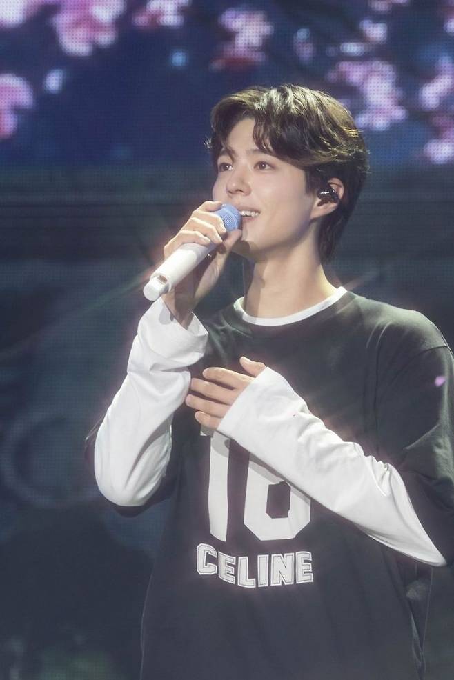 박보검이 지난 1일과 2일 서울 중구 장충체육관에서 단독 팬미팅 '2025 FAN MEETING TOUR IN SEOUL [BE WITH YOU]' 무대를 꾸미고 있다. 더블랙레이블