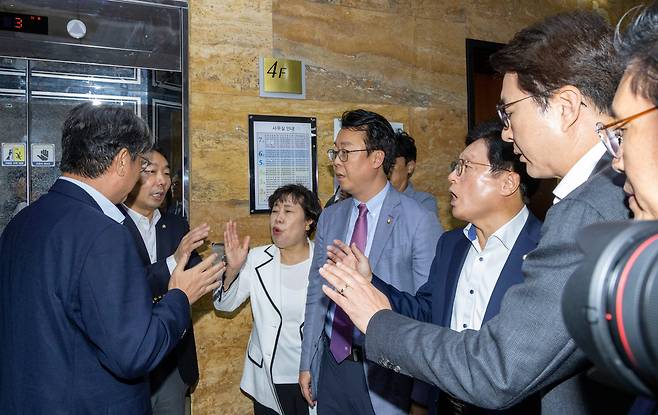 2025년 8월 1일 서울 여의도 국회에서 방송 3법, 노란봉투법, 상법 등을 심의, 의결하기 위해 열린 법제사법위원회 전체회의. 방송 3법이 통과되고 있는 가운데 법사위 국민의힘 간사 박형수 의원을 비롯한 의원들이 토론 종결 등 위원회 운영에 대해 이춘석 위원장에게 항의하고 있다. /김지호 기자