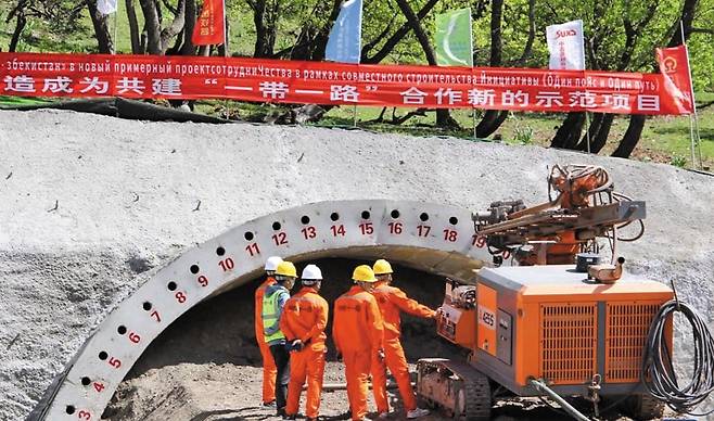 지난 4월 중앙아시아 키르기스스탄 서남부 국경 도시 잘랄라바드. 중국과 키르기스스탄, 우즈베키스탄을 잇는 철도 공사 현장에서 노동자들이 중장비를 동원해 작업하고 있다. 해당 철로 공사는 중국 ‘일대일로(一帶一路)’ 사업의 일환으로, 3국은 작년 12월 착공식을 열었다./신화통신