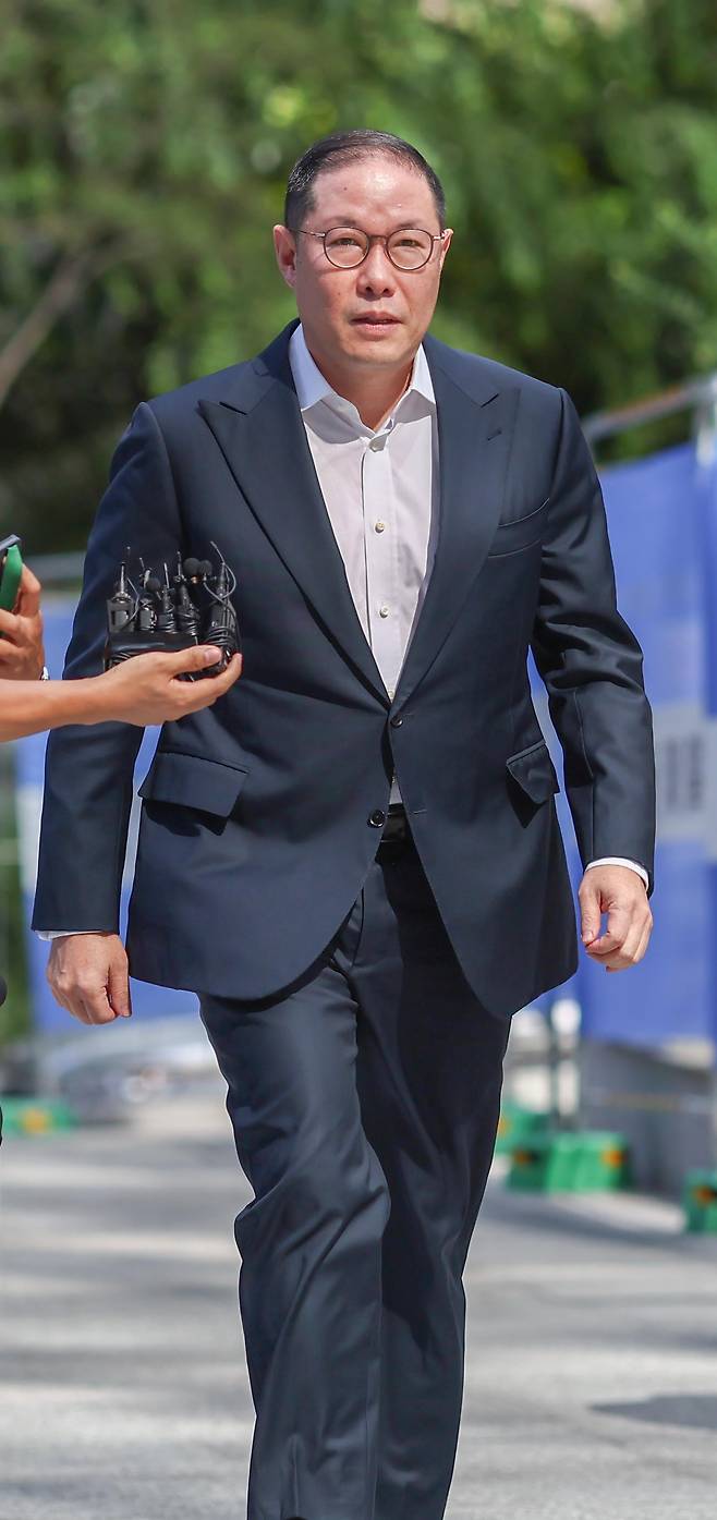 조현상 HS효성 부회장이 4일 피의자 조사를 받기 위해 민중기 특별검사팀 사무실이 있는 서울 종로구 KT광화문빌딩 웨스트로 출석하고 있다. /연합뉴스