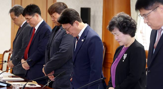 김민석 국무총리가 4일 오후 정부서울청사에서 이태원 참사 희생자 추모위원회 회의를 시작하기에 앞서 참석자들과 함께 묵념하고 있다. /뉴시스