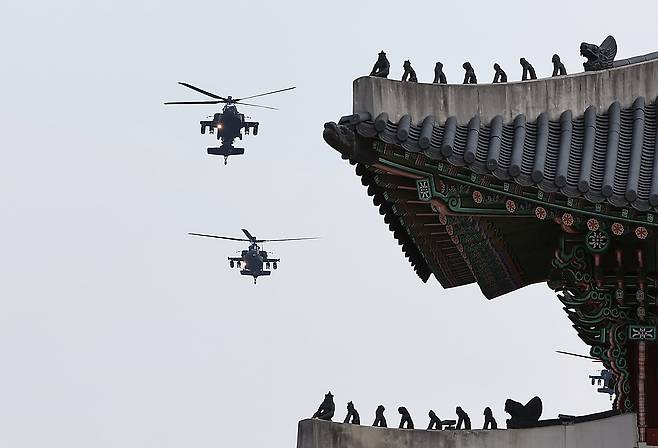 지난해 8월 대한민국 육군 아파치 헬기 2대가 서울 종로구 경복궁 일대 상공에서 건군 제76주년 국군의 날 기념 축하 비행 예행 연습을 하고 있다. /뉴스1
